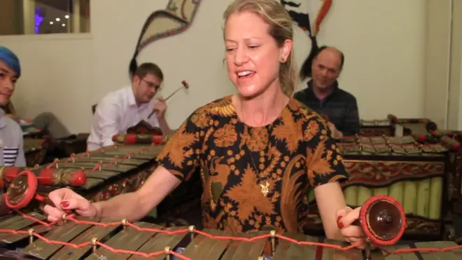 Memainkan gamelan, seluruh tubuh terasa getarannya, kata Cathy.