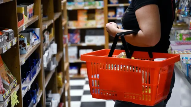 Mujer en supermercado, foto genérica.