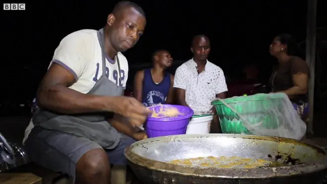 akẹkọgboye to n ta akara