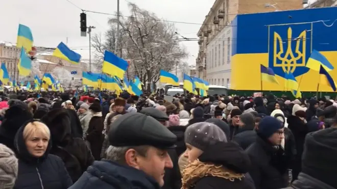 Люди чекають на результати об'єднавчого собору на Софіївській площі в Києві