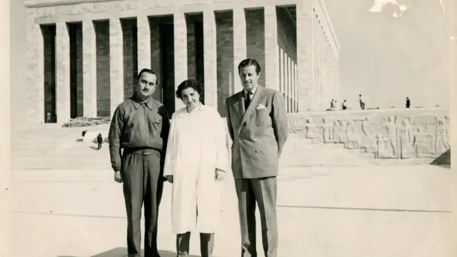 Sabiha Hanım, Anıtkabir inşaatı sırasında Prof. Dr. Orhan Arda (solda) ve Yüksek Mühendis Osman Akman'la birlikte.