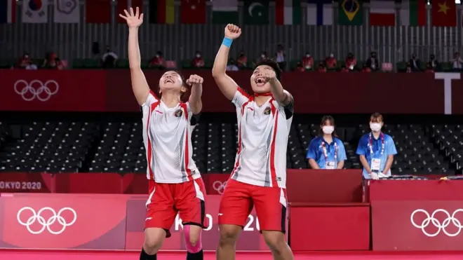 Greysia Polii dan Apriyani Rahayu merayakan kemenangan di final Bulutangkis Ganda Putri Olimpiade Tokyo dengan berjoget, yang telah mereka peragakan sebelumnya di TikTok