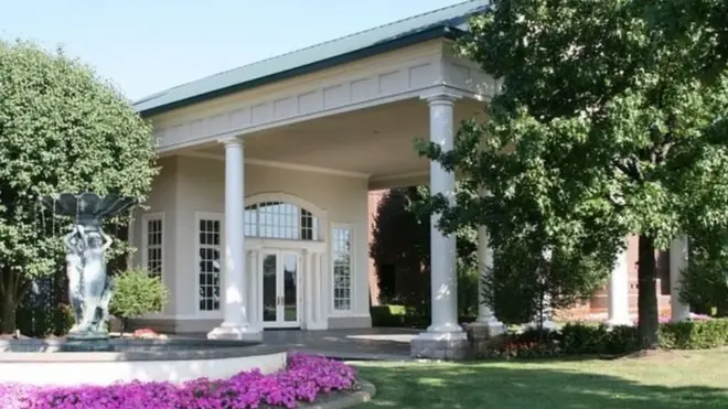 Rencananya pesta pernikahan digelar di Rizt Charles di Carmel, Indiana, AS.