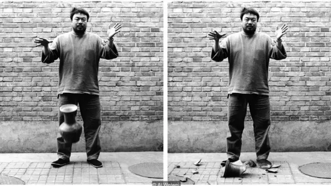 1995年，在一張照片中，艾未未摔碎了一隻有兩千年歷史的漢代陶壺，並繪製了其他陶壺來代替，這一舉成了極富爭議的文化藝術破壞行為。