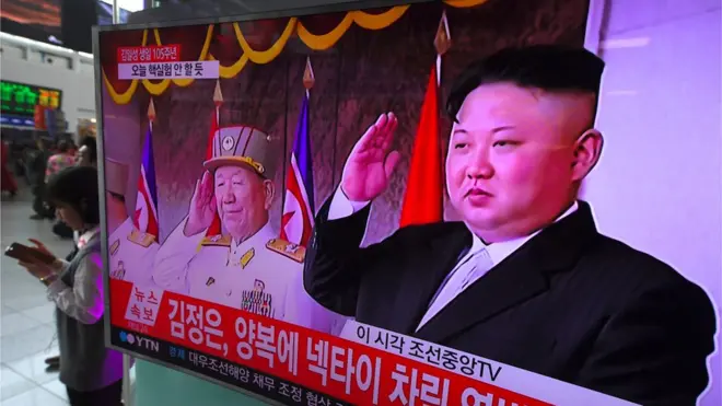 Парад в честь дня рождения Ким Ир Сена принимал его внук и лидер КНДР Ким Чен Ын