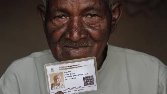 जमा सिंह के पास आधार कार्ड है लेकिन वह उसका इस्तेमाल नहीं कर सकते क्योंकि उसमें उनकी उम्र 102 साल दर्ज की गई है.