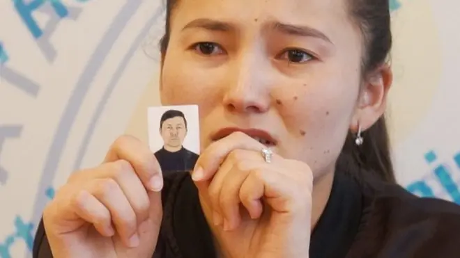 艾布塔说自己的父亲被关进中国的扣押营。