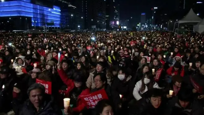 آلاف المحتجين في سول يطالبون بعزل الرئيسة بارك غوين هاي.