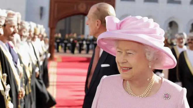 خلال عشرات السنين زارت الملكة إليزابيث الثانية العديد من بلدان الشرق الأوسط. التقت الملكة خلال جولاتها بشاه إيران وزارت أطلال برسيبوليس التاريخية.