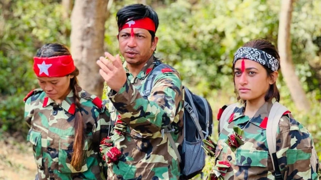 भिडि‌ओका कलाकारहरू केशु मगर र सुरक्षा पन्तसँग प्रकाश सपुत।