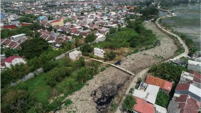 Timbunan sampah menutupi permukaan Kali Pisang Batu, Desa Pahlawan Setia, Tarumajaya, Kabupaten Bekasi, Jawa Barat, pada 8 Januari 2019.