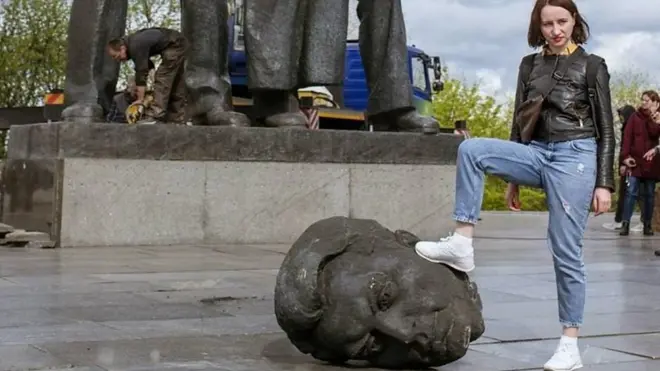 لا صداقة بعد الآن: تمزق تمثال العلاقة بين أوكرانيا وروسيا