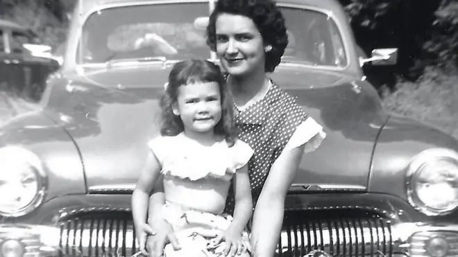 كيف أخفت امرأة خلفيتها العرقية إبان الفصل العنصري؟