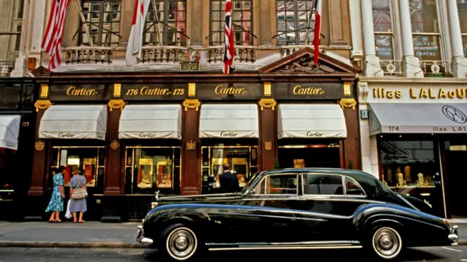 Дорогой автомобиль на дорогой улице