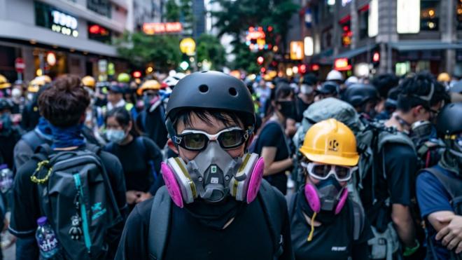 香港灣仔街頭身穿保護裝備之「反送中」示威者與警察對峙（11/8/2019）