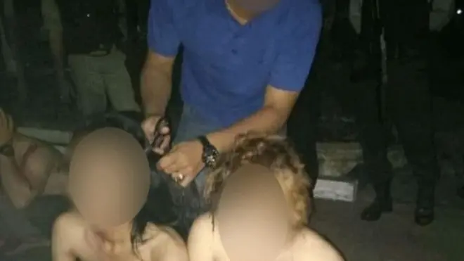 قصت الشرطة شعر المتحولات جنسيا