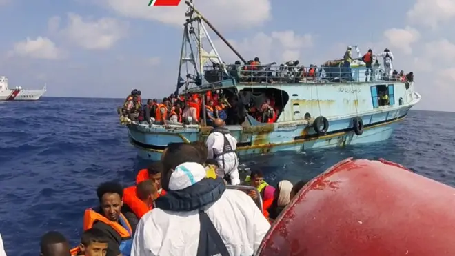 يلجأ اللاجئون والمهاجرون الى المهربين في شمالي افريقيا بعد تشديد تركيا الرقابة على سواحلها