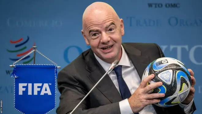 جياني إنفانتينو مع الكرة الرسمية لكأس العالم للسيدات 2023