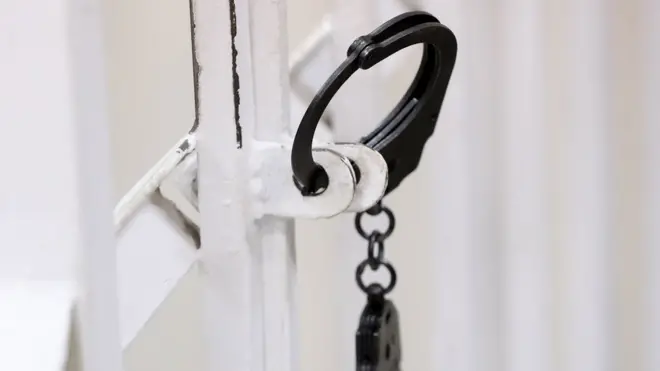 Наручники в СИЗО