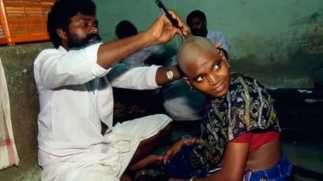 انڈیا کے بہت سے مندروں میں خواتین بھی اپنے بالوں کا نذرانہ پیش کرتی ہیں