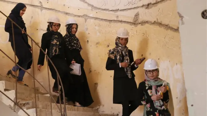 امان‌الله خان در نظر داشت تا بیشتر ادارات دولتی در دارالامان و در اطراف آن جابه‌جا شوند، حالا آقای غنی می‌گوید آرزوی مشابهی دارد