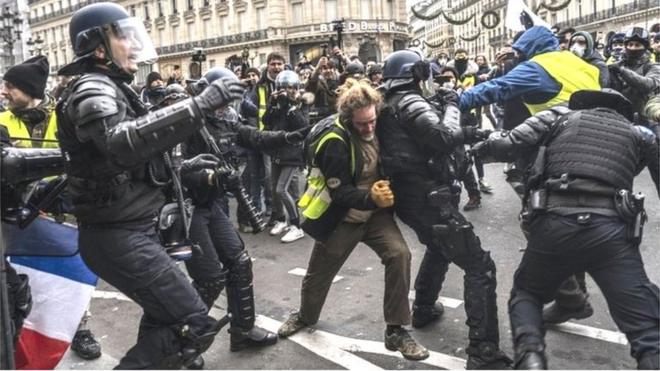 новая волна протестов в Париже