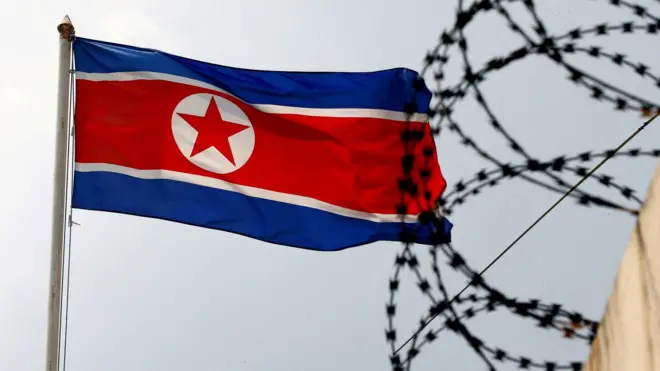 말레이시아 쿠왈라룸푸의 북한 대사관에 걸려있는 국기와 담벽에 세워진 철조망이 대조되고 있다.