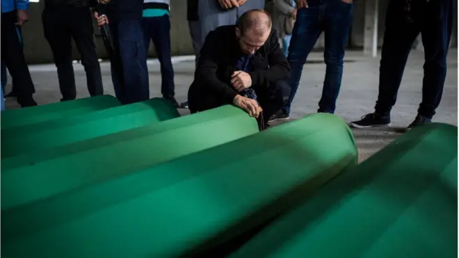 Члан породице поред табута