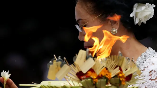 Seorang pemeluk Hindu tengah berdoa pada Hari Nyepi di Bali tanggal 6 Maret lalu.