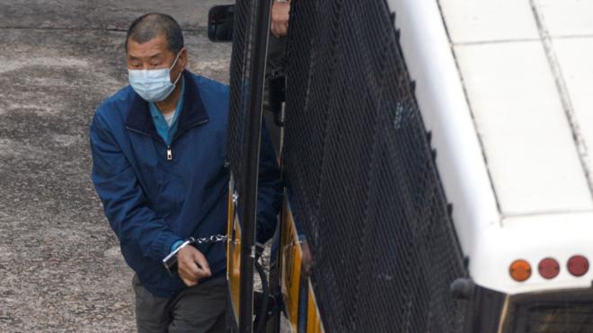 被鎖上手扣的黎智英搭乘囚車抵達香港荔枝角收押所（3/12/2020）