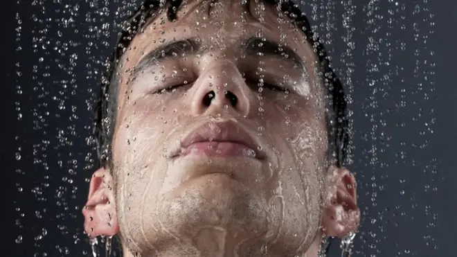 رجل يستحم بالماء فقط