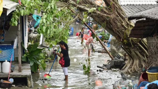 ชาวบ้านที่แหลมตะลุมพุกเริ่มเก็บกวาดซ่อมแซมบริเวณที่อยู่อาศัย