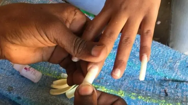 One woman say she no go ever stop to dey fix her nails