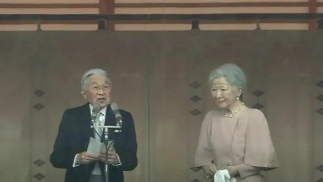 الإمبراطور الياباني أكيهيتو يحتفل بعيد ميلاده الـ85 وسط حشد عدده 75 ألف شخص في آخر عيد ميلاد يحتفل به قبل تنازله عن العرش