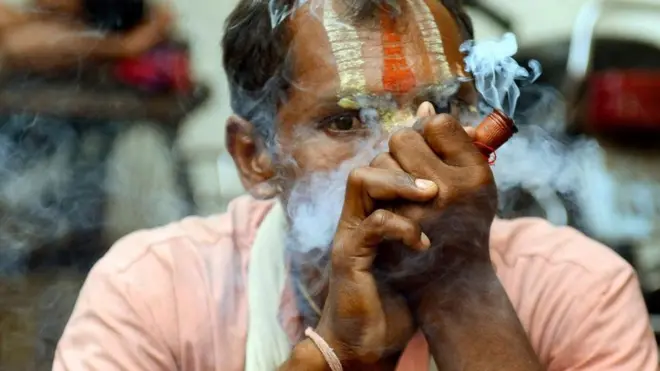 Чоловік курить гашиш