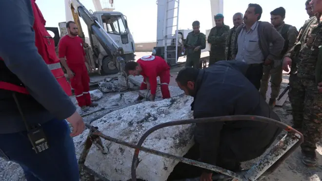 مهندسون يشاركون في فحص السد