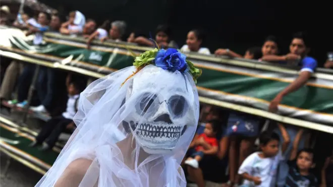 Comparsa durante un festival de poesía en NIcaragua