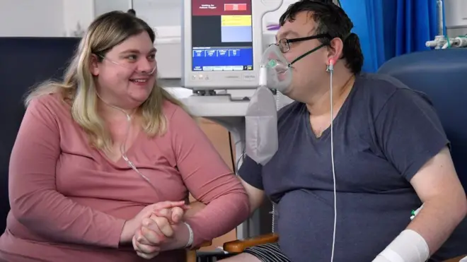 올해 각각 31세와 36세의 엘리자베스 커와 사이먼 오브라이언