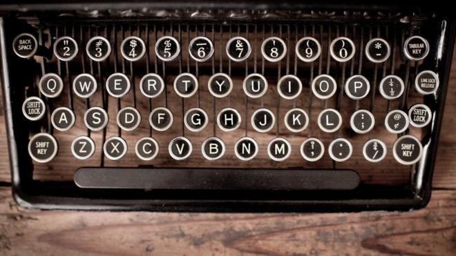 A manual "qwerty" typewriter