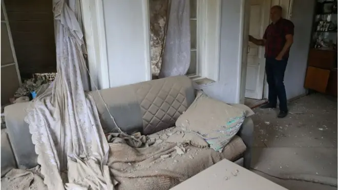 منزل دمره الهجوم الأخير للقوات الأذربيجانية في منطقة مارتوني الانفصالية في مدينة ناغورنو كاراباخ في 28 سبتمبر 2020