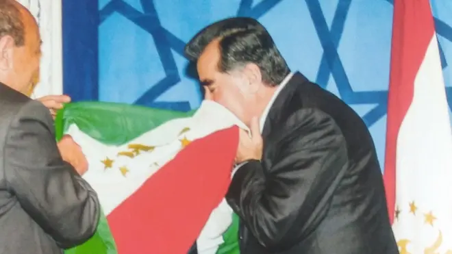 1992 йил ноябридаги Тожикистон парламенти сессиясида Эмомали Раҳмон президент этиб сайланган эди