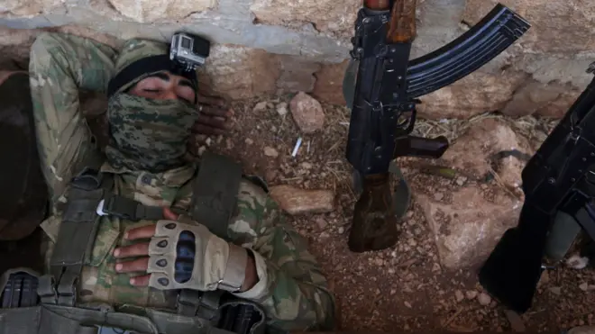 مسلح معارض في استراحة