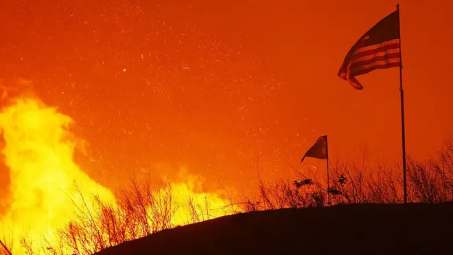 Йорба-Линда не впервые становится жертвой пожара. В 2008 году жителям тоже пришлось срочно эвакуироваться.