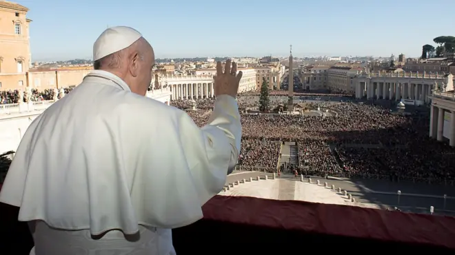 教皇方济各在梵蒂冈圣伯多禄大殿中央阳台上向信众挥手（25/12/2019）