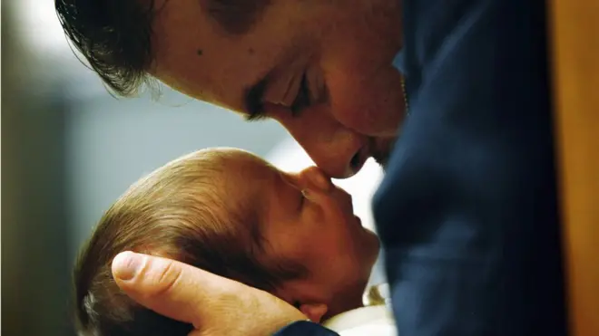 بچے کی پیدائش پر والد کی ضرورت پہلے سے کہیں زیادہ بڑھ گئی ہے۔