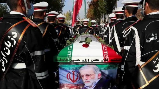 عرض التلفزيون الرسمي الإيراني جثمان محسن فخري زادة ملفوفا بعلم إيران.