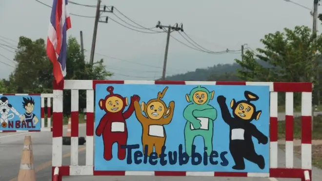 Ada gambar empat tokoh lucu Teletubbies di pos pemeriksaan militer di Thailand selatan.