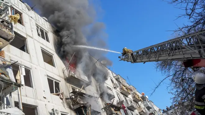 Ukrajinski vatrogasci pokušavaju da ugase požar posle vazdušnog napada na stambeni kompleks u Čuhujevu u Harkovskoj oblasti na istoku Ukrajine