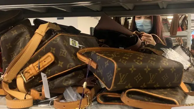 选购二手奢侈品的上海顾客