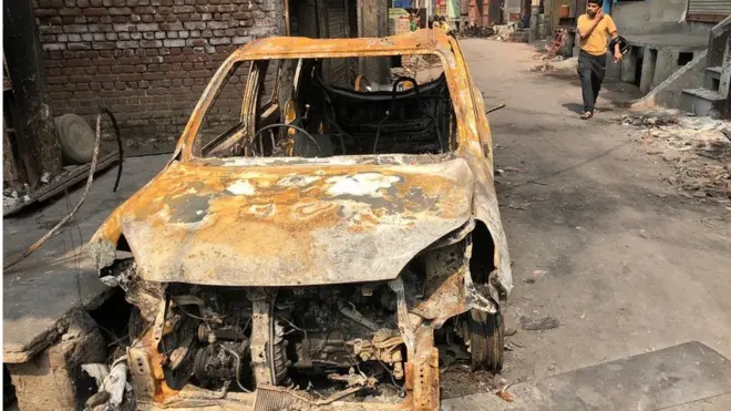 जली हुई कारें